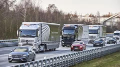 Peloton de camions autonomes Mercedes