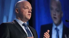 De sa prison il reçoit la lettre de licenciement de Volkswagen