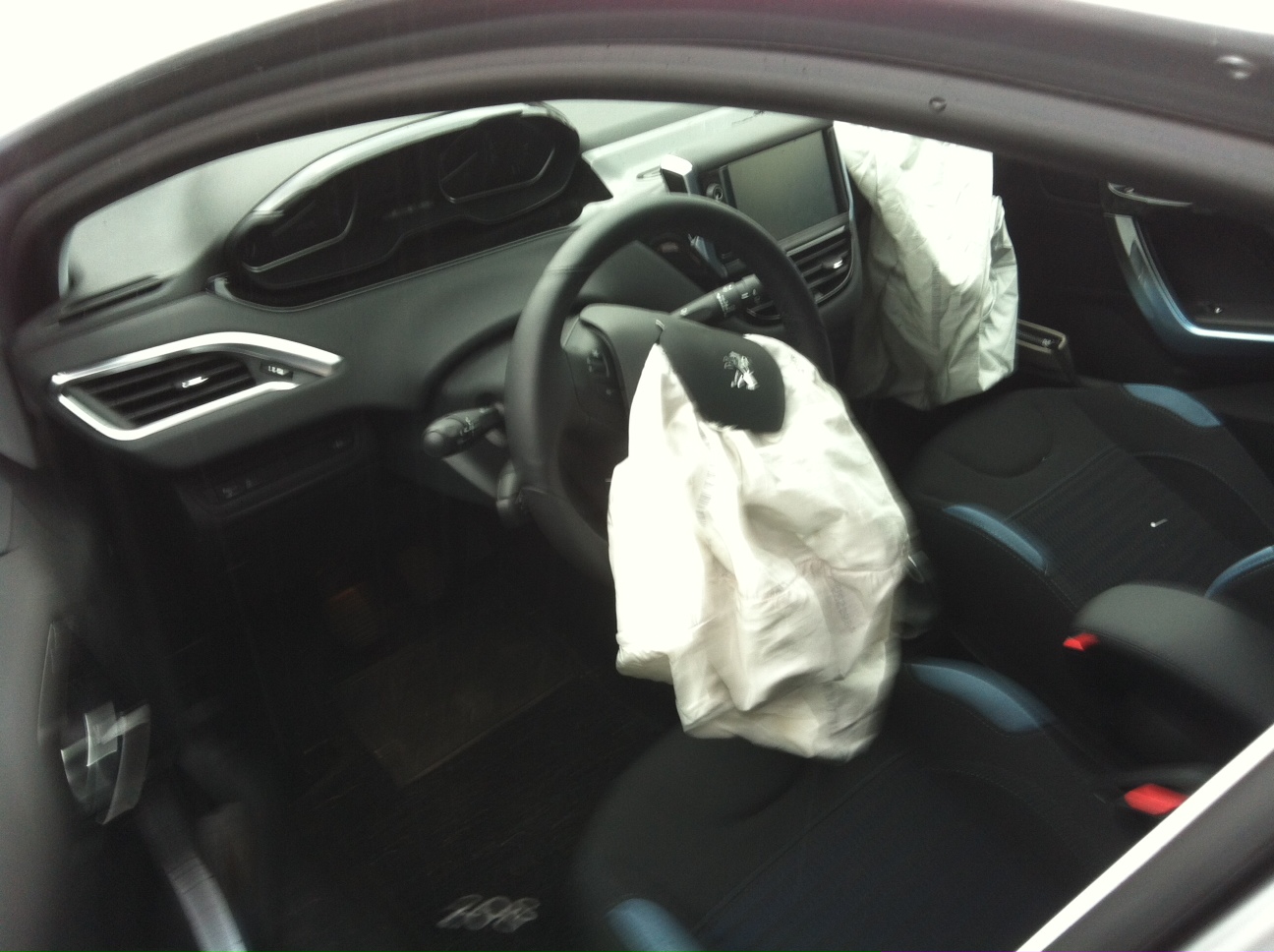 Photos volées : la Peugeot 208 sort bâchée