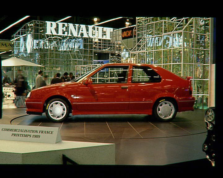 Renault 19 16S Phase 2 - Miniature Triple 9 1/18 - Bleu - 1994 - Collection