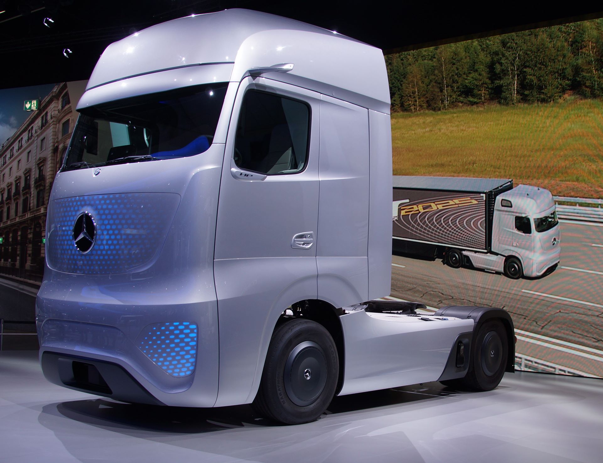 Mercedes 2025. Mercedes Benz 2025. Мерседес Фьючер трак. Mercedes Future Truck 2025. Новый Мерседес 2025.