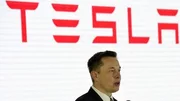 Musk fait diversion pour sauver Tesla