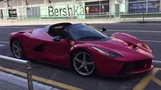 La Ferrari Laferrari Aperta totalement nue lors d'un tournage