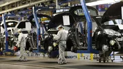 Emploi : effectifs en baisse pour PSA en France et en hausse pour Renault