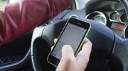 Une majorité de conducteurs utilisent leur smartphone au volant