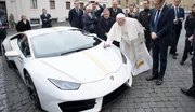 Le pape va vendre une Lamborghini Huracan bénie par ses soins