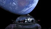 Une Tesla Roadster en orbite autour de la terre