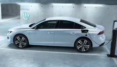 Peugeot présente ses hybrides rechargeables