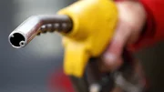 Hausse du prix des carburants : le gouvernement "assume"