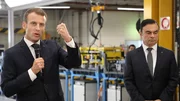 Emmanuel Macron promet d'aller "beaucoup plus loin" pour compenser la hausse du prix de l'essence