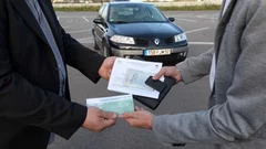 Renault se lance sur le marché des occasions entre particuliers