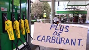 Les gilets jaunes bloquent des dépôts de carburant : vers une pénurie d'essence ?