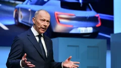 Le numéro 2 de Renault, Thierry Bolloré, tente de rassurer les salariés