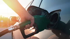 Carburants, les prix moyens de l'essence et du gazole continuent de baisser