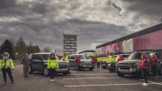 Land Rover prête ses Defender « de presse » à la Croix-Rouge