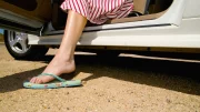 Vacances d'été : peut-on conduire pieds nus ou en tongs ?