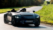 L'Aston Martin V12 Speedster roule sur route ouverte