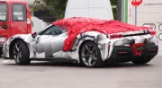 La Ferrari SF90 Spider toujours en tenue de camouflage !
