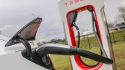 Les bornes Tesla bientôt accessibles à toutes les voitures électriques ?