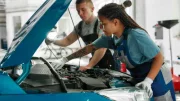 Vente, mécanique, auto-école : quelle est la place des femmes dans les métiers de services de l'automobile ?