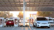 Tesla va (enfin) ouvrir ses superchargeurs aux autres marques