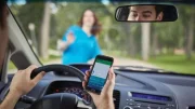 80 % des conducteurs regardent leur téléphone au volant