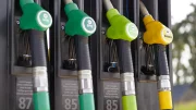 Paye-t-on notre carburant trop cher à cause des vacanciers américains ?