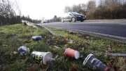 Plus d'un Français sur quatre avoue jeter ses déchets par la fenêtre de sa voiture