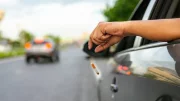 Faut-il interdire la cigarette en voiture en été ?