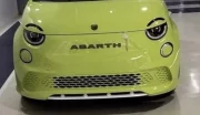 La future Abarth 500 électrique surprise dans un parking