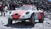 Pilotée par Romain Dumas, cette Porsche 911 tout-terrain gravit le volcan le plus haut du monde