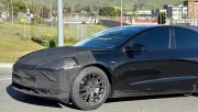 Tesla Model 3 restylée : aperçue avec un lourd camouflage sur les faces avant et arrière