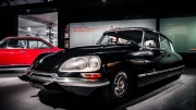 La 2CV du Corniaud ou la Méhari des Gendarmes exposées au Musée National de l'Automobile, on y est allé !