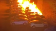Des écologistes militants brûlent 15 Tesla pour lutter contre l'idéologie de la société