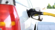 Augmentation du prix des carburants : la driving season frappe la France de plein fouet, des spécialistes s'alarment