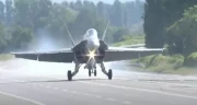 Un avion de chasse atterrit sur l'autoroute (mais tout est normal)