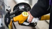 Baisser la TVA à 5,5 % sur le carburant : l'impossible promesse du RN de Jordan Bardella