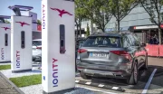 La popularité des bornes de recharge pour voitures électriques explose cet été