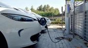 Recharger une voiture électrique moins cher qu'un plein de carburant ?