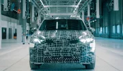 BMW iX3 (2025) : le SUV électrique Neue Klasse se montre avec et sans camouflage