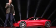 Apeurés ou opposés à Elon Musk, ces propriétaires d'une Tesla qui changent… de badge sur leur voiture