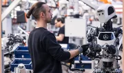 Mercedes : intelligence artificielle et robots humanoïdes pour produire des voitures