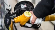 Faire le plein de sa voiture est moins douloureux, et cela devrait durer