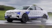 Alpine A390 : Le A fléché peaufine son fastback sportif sur piste mouillée