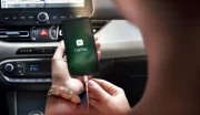 Comment recharger son smartphone en voiture ? Les meilleures options en 2025 (et les erreurs à éviter)