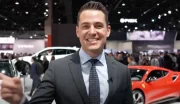 Clichés, voitures inexistantes… Quand l'IA recrée un salon automobile, c'est aussi bluffant que flippant