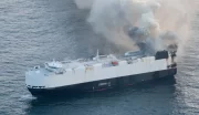 Alaska : un cargo transportant des voitures dont des électriques et hybrides prend feu