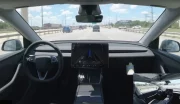 Un Tesla Model Y roule de l'usine chez son propriétaire en mode totalement autonome