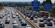 La voiture perd du terrain pour partir en vacances