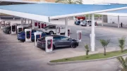 Tesla lance Oasis : sa première station de Superchargeur totalement autonome, sans raccordement au réseau électrique